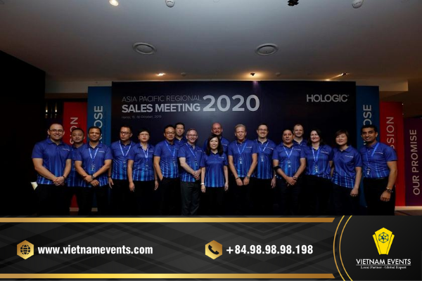 Combining your trademark on the photobooth (Sale meeting organized by VietnamEvents)