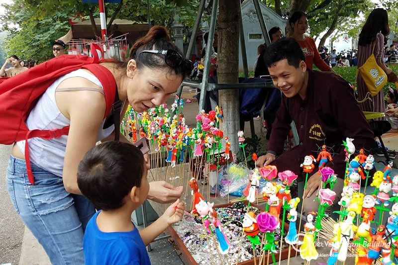 Mid- Autumn Festival for foreign people in Vietnam 