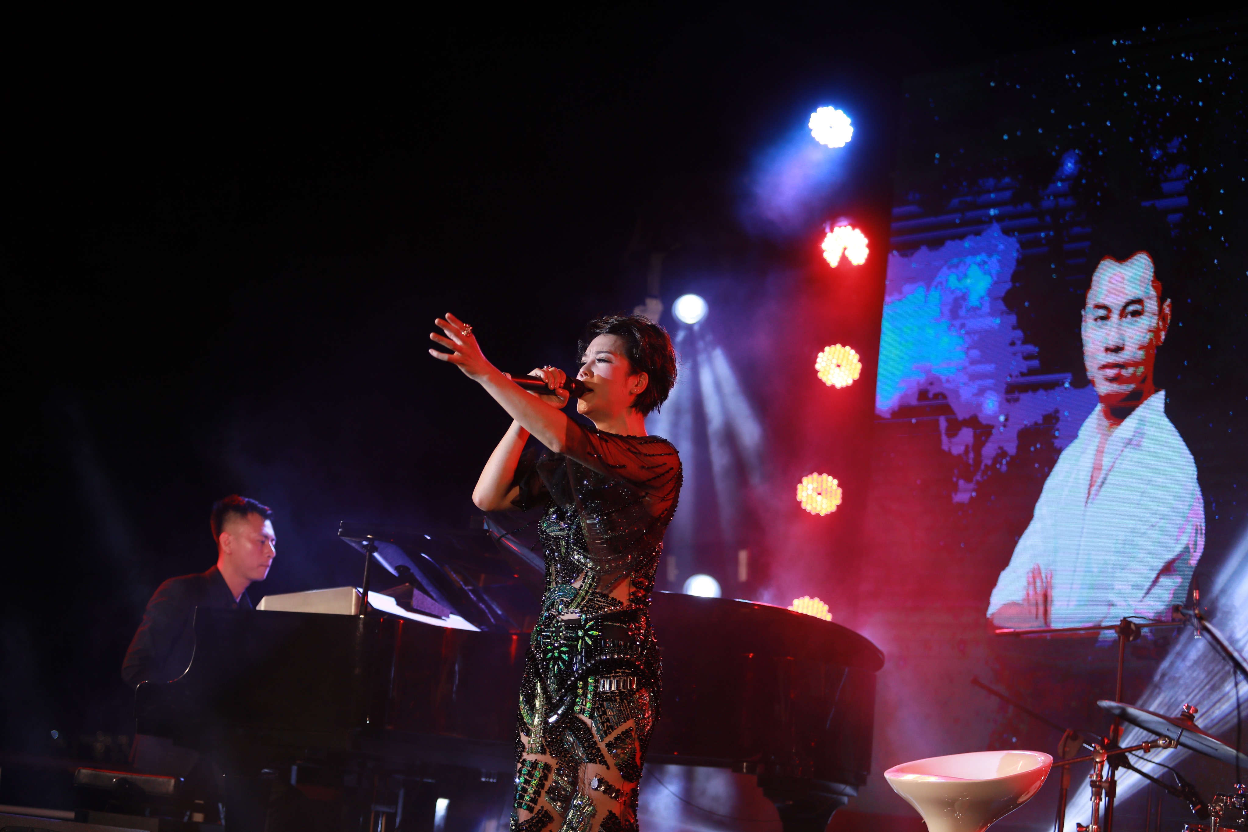 Thu Phuong – shining bright like a diamond in the music night: “Duong Cam dem Phuong” on Ha Long Bay