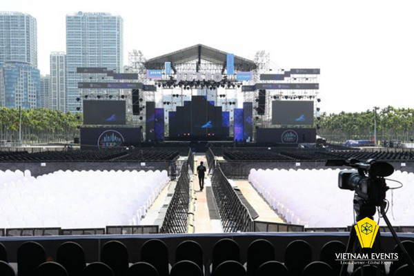 Lights and loudspeakers are arranged in the appropriate positions for the best experience