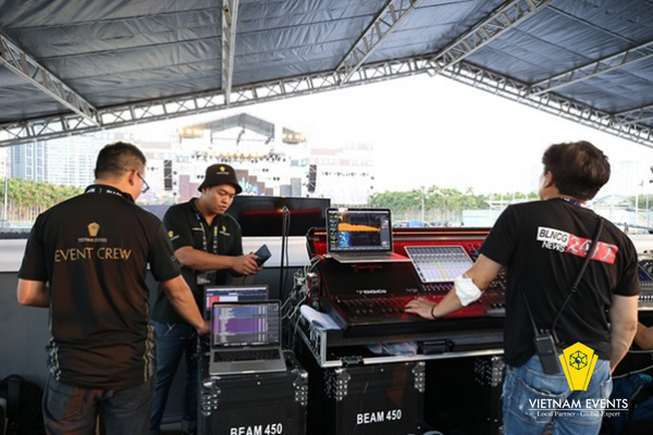 Vietnamevents' experienced technicians were always on duty at the technical console area 