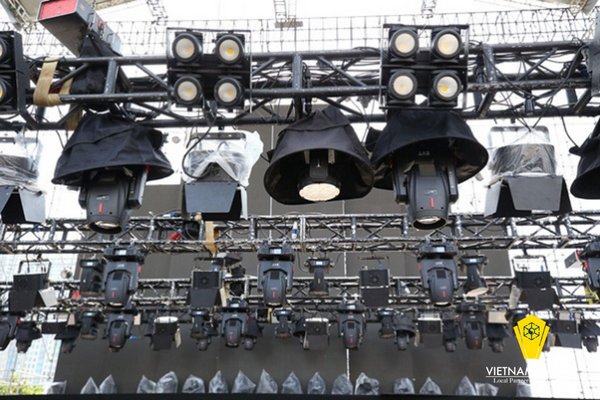 Various lights of different sizes were used to create the overall lighting effect for the concert 2022