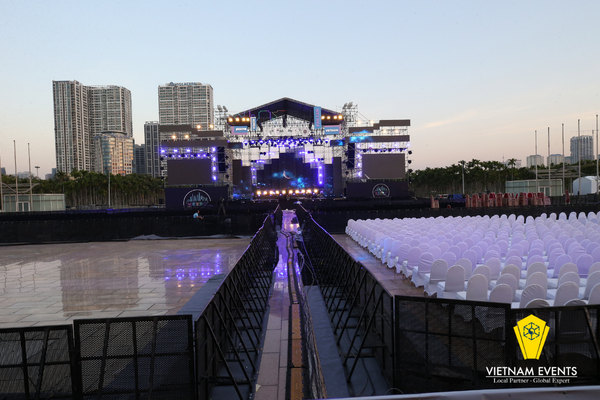 The iron fence system is installed to ensure event security