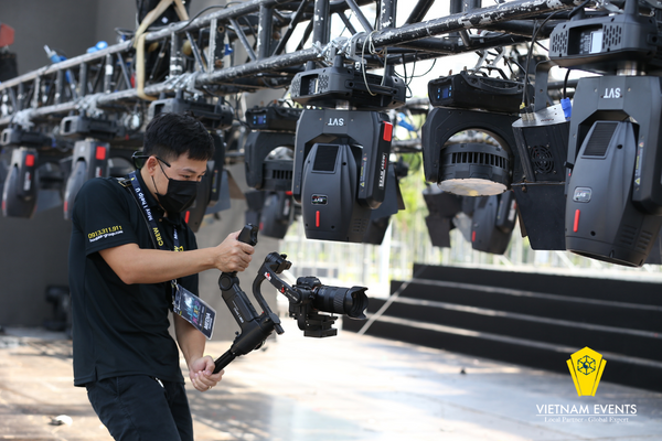 The media specialist is checking the quality of shooting equipment before the event takes place