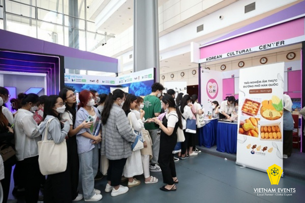  Dozens of people are lined up to experience Korean street food.