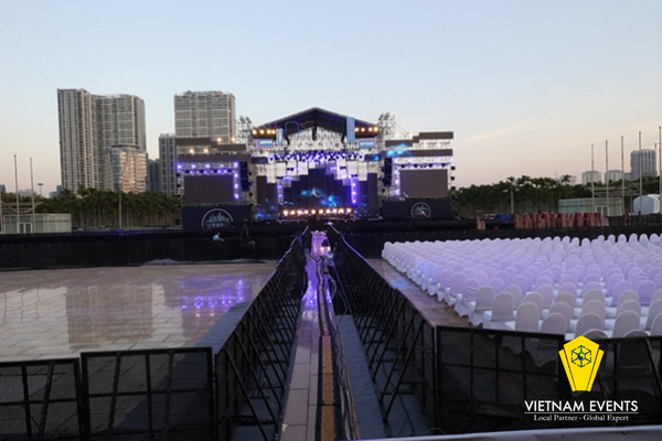 The anti-riot iron fence system was installed to ensure event security