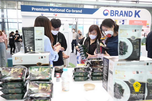 Seaweed booth attracts participants' attention