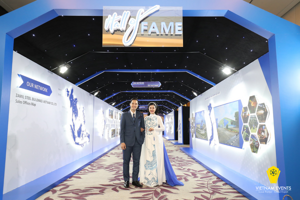 MC Duy Tiim and MC Hai Van, two famous MCs of VTV are taking photos at the "Hall of FAME"