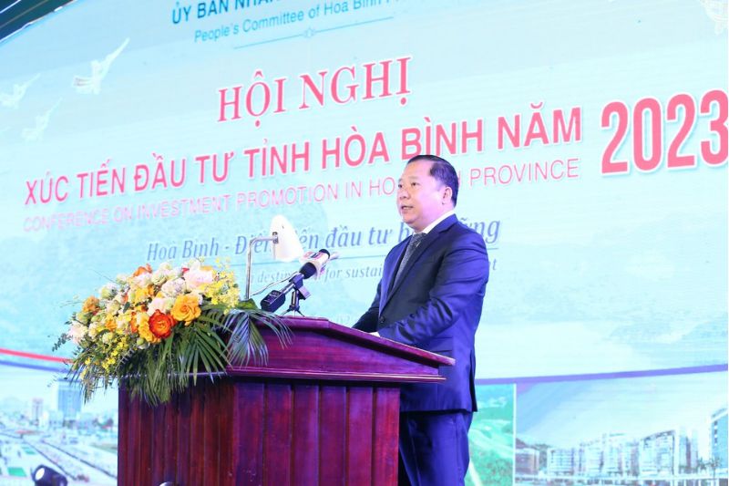 Secretary of Hoa Binh Provincial People's Committee Nguyen Phi Long delivered an opening speech