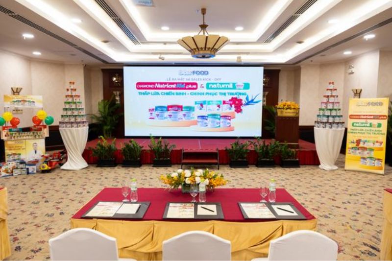 The event hall was set up professionally by VietnamEvent