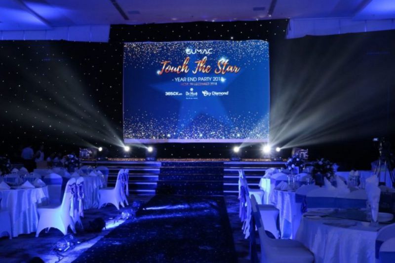 The ideal backdrop design contributes to the elegance of the company’s year-end party