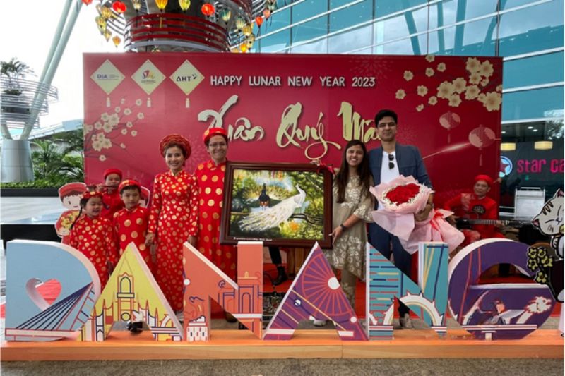 The Danang Department of Tourism gave special gifts to congratulate the couple