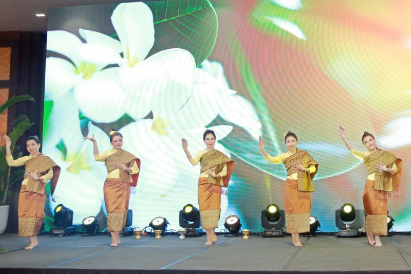 Lao dancers in traditional costumes performed an impressive performance