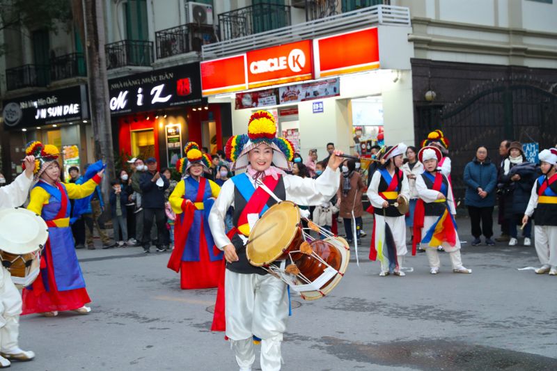 Korean artists performed a spectacular performance of the unique Korean art of drumming 