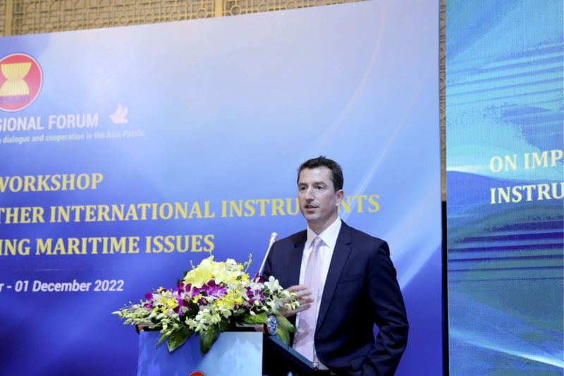 Chargé d'affaires of the Australian Embassy in Hanoi Mark Tattersall gave a speech at the workshop